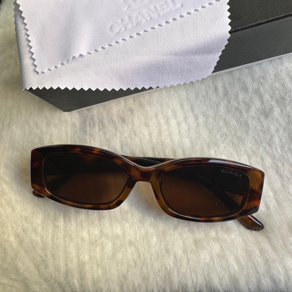 CHANEL Cat Eye Brown Tortoise Sunglasses